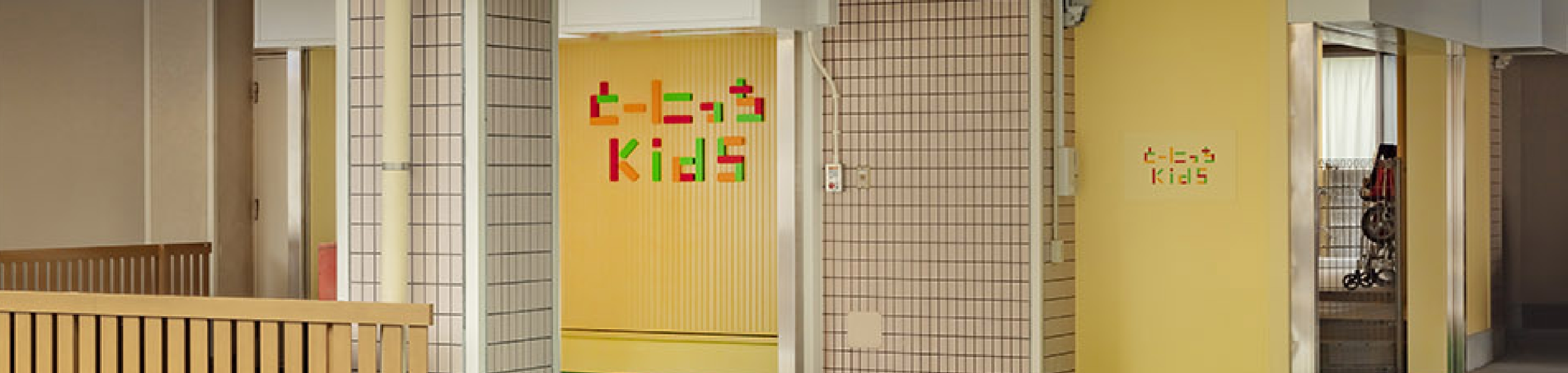 線路を沿いを歩く作業着を着た二人の写真